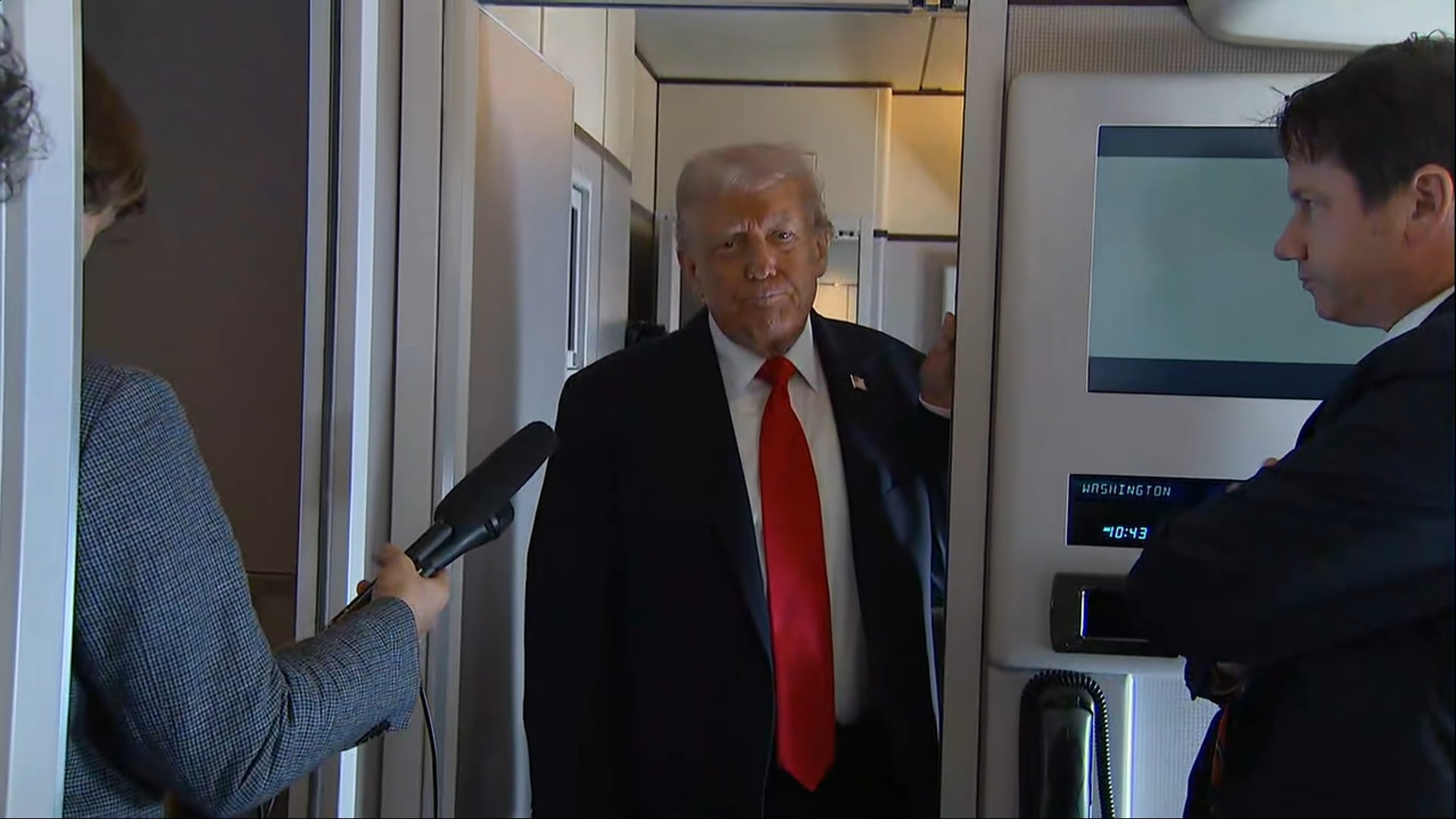 (9/16) Air Force One Arrival in the U.K.