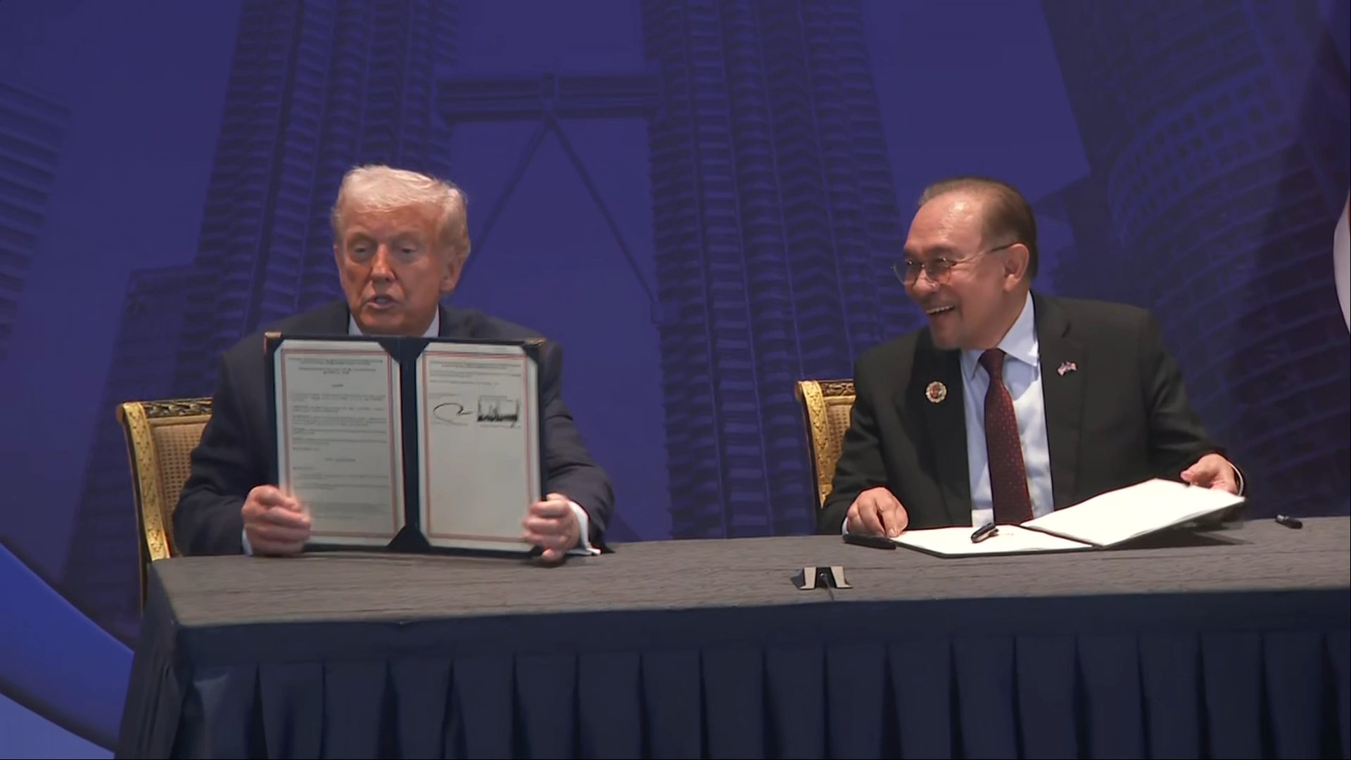 (10/25) Trump Signs Trade Agreement With Malaysia