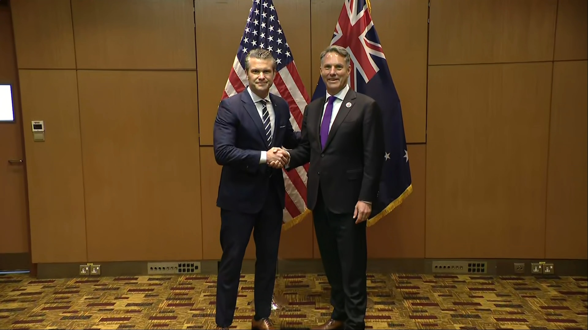 (11/1) Hegseth Meets with Australian Officials