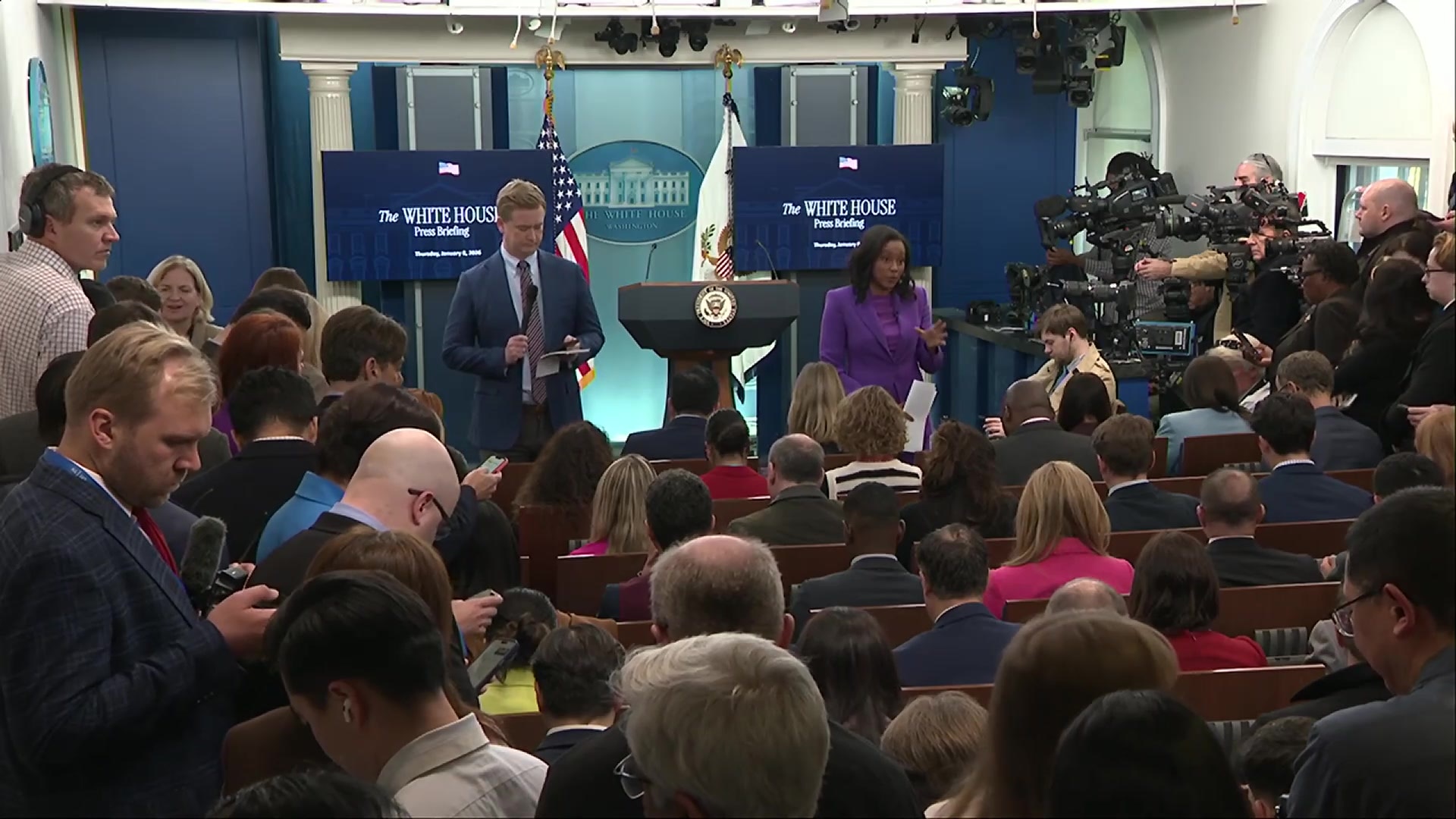 (1/8) Leavitt, Vance Hold White House Briefing