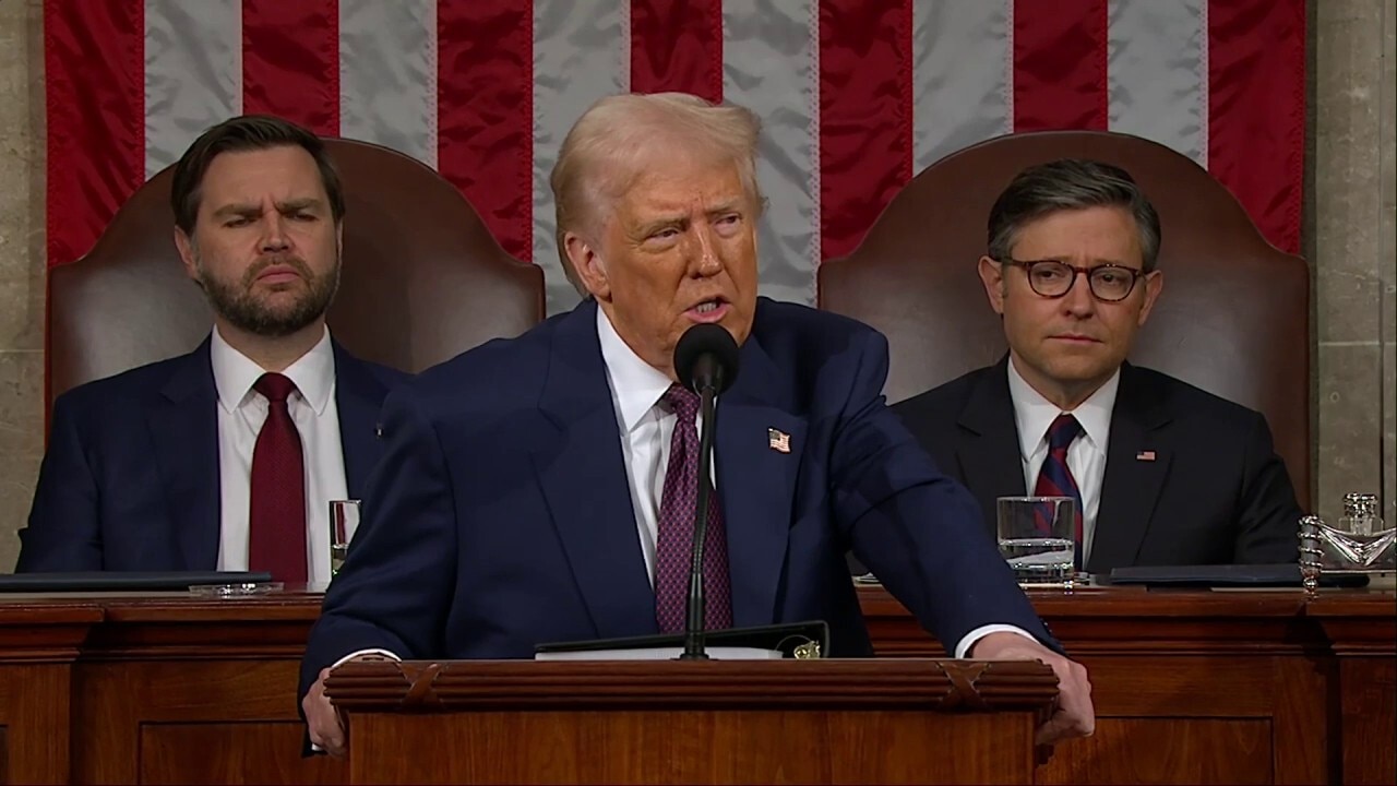 Trump calls out Sen. Warren while saying he is working to end conflict between Ukraine and Russia