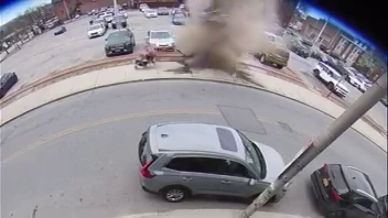 New York woman, children narrowly avoid manhole explosion