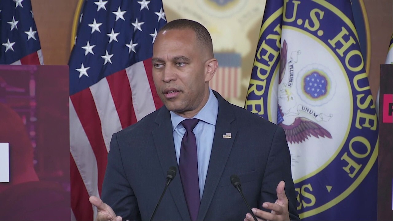 Hakeem Jeffries blames Trump for Newark Airport woes: 'They are breaking the federal government'