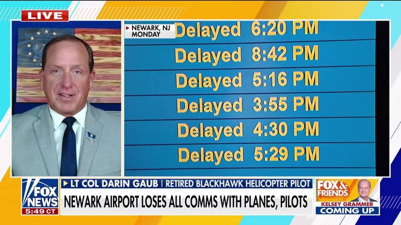 Newark airport loses communication with planes, air traffic controllers take 45-day stress leave