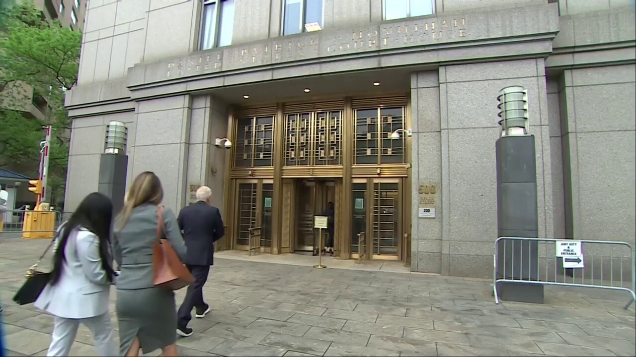 Attorney Mark Geragos walks into court for day one of Diddy jury selection