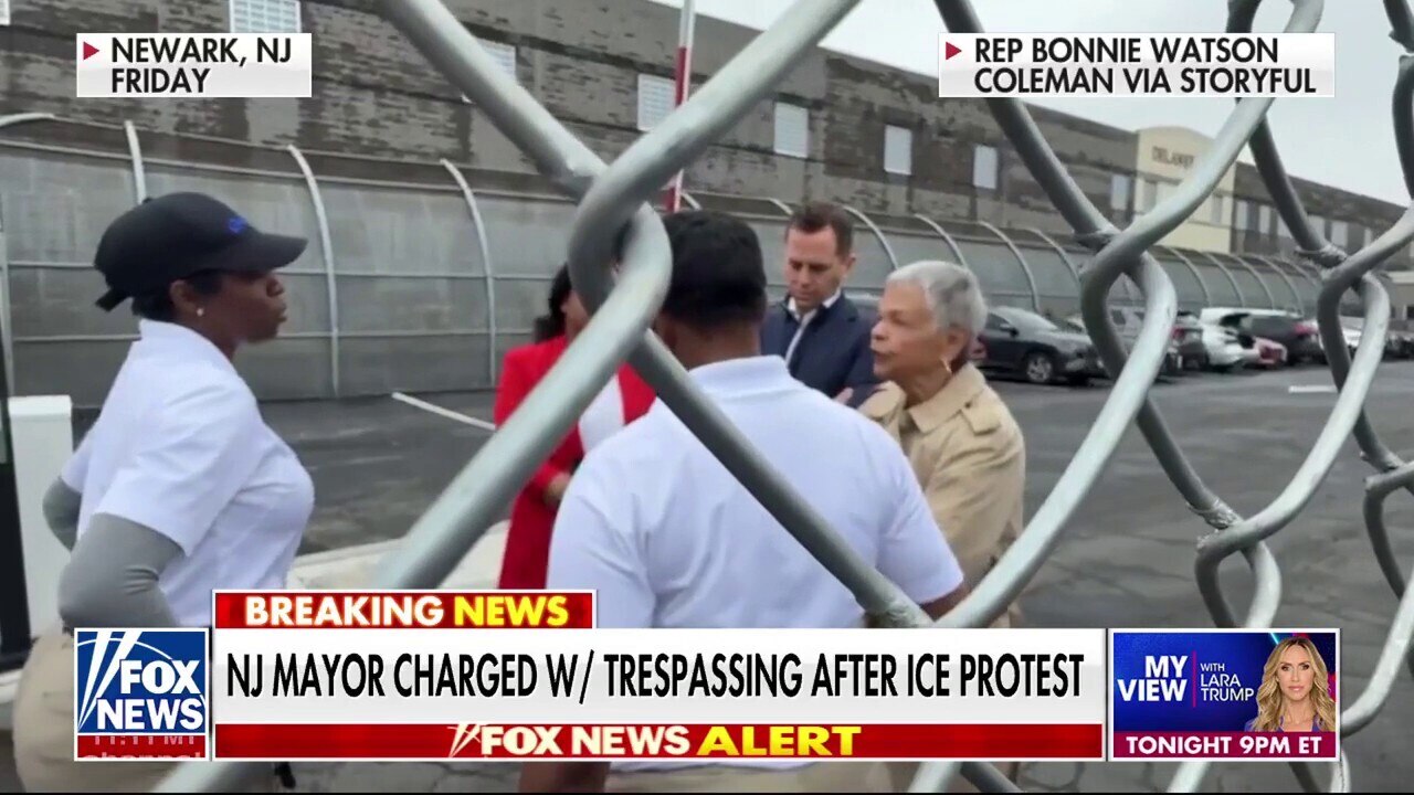 NJ mayor charged with trespassing after breaching ICE facility