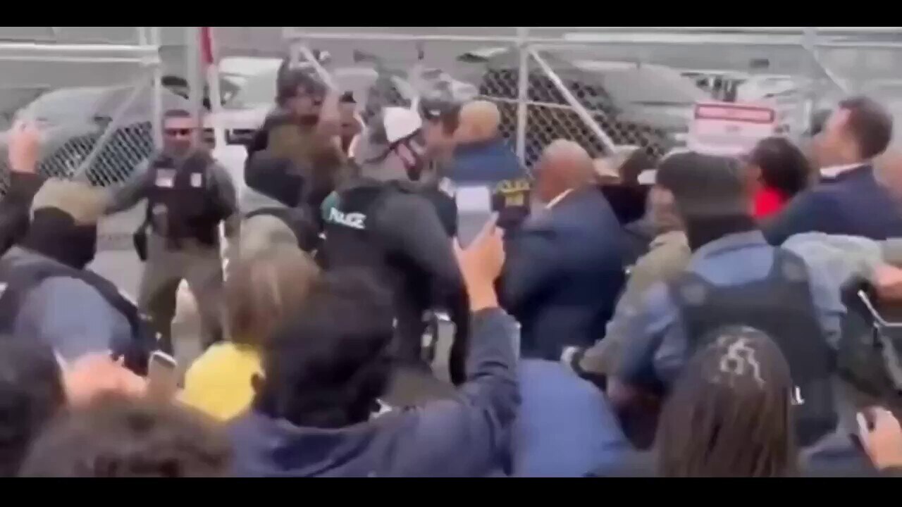 Congresswoman bulls way through ICE agents at detention facility