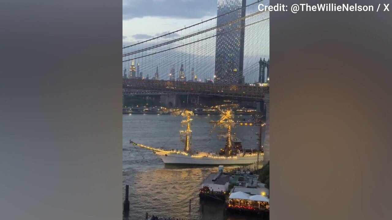 Massive sailing vessel crashes into Brooklyn Bridge