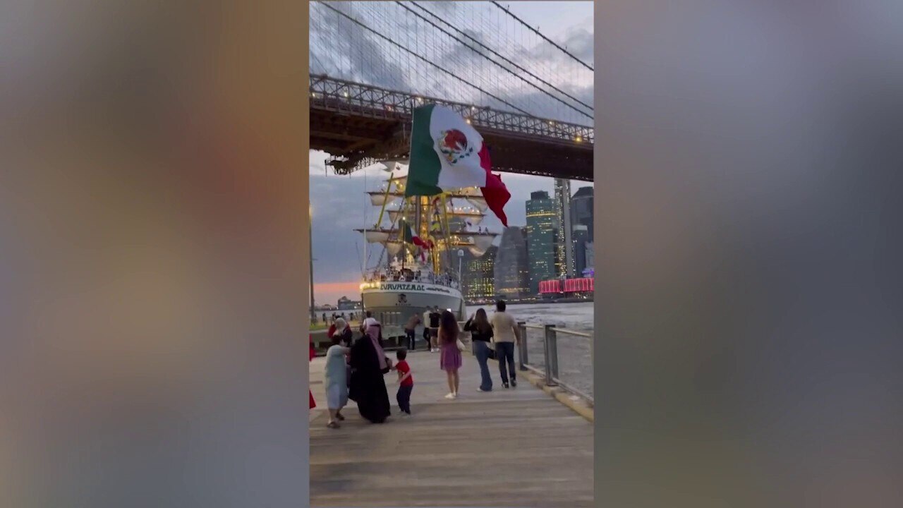 Mexican Navy training ship strikes Brooklyn Bridge