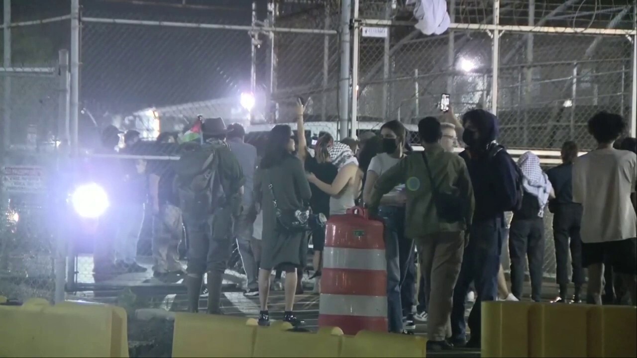 Anti-ICE protesters gather outside illegal immigrant detention center in New Jersey