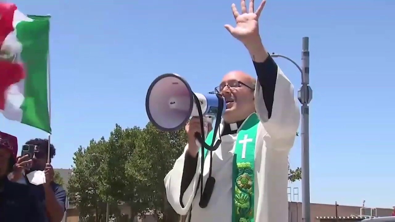  Anti-ICE protesters take over Los Angeles bridge as ACLU files lawsuit
