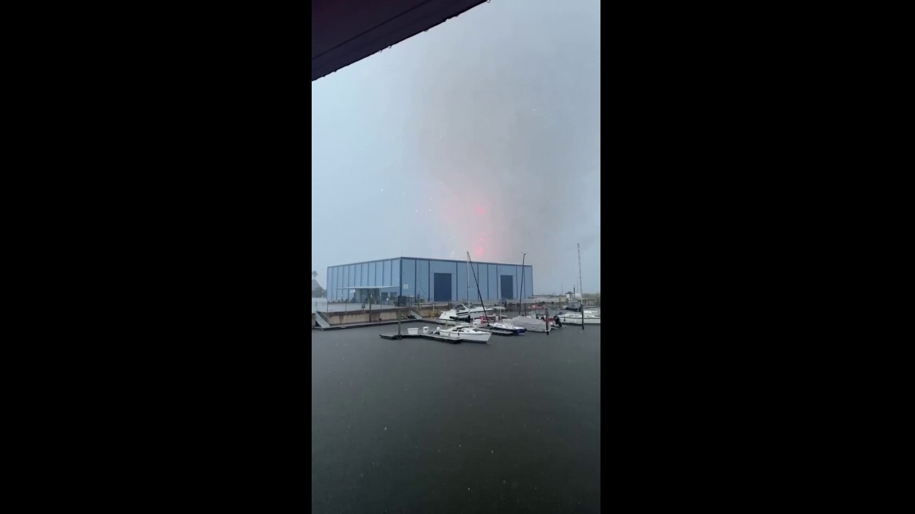 Lightning strike prematurely sets off Florida city's fireworks display
