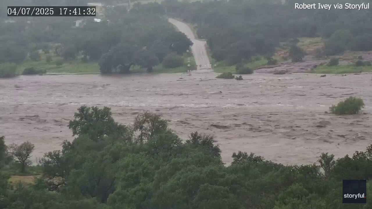 Timelapse video shows Texas' Llano River flooding