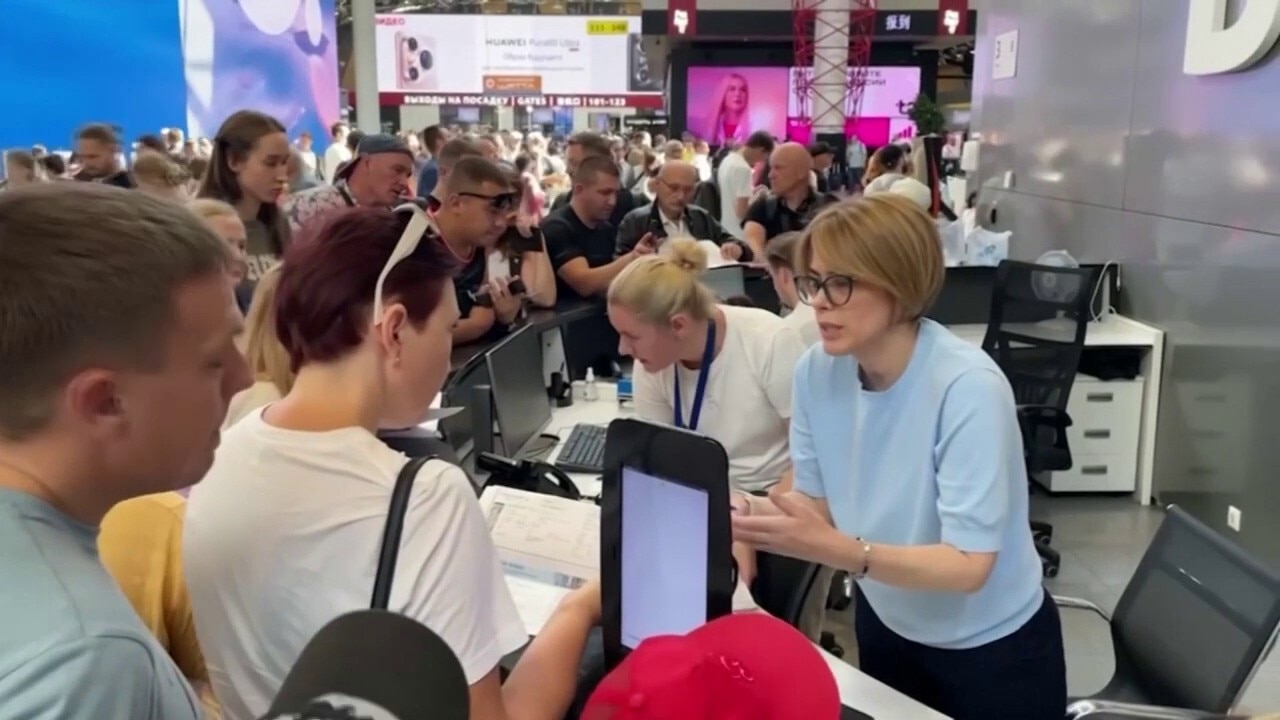 Travelers stranded in Moscow after pro-Ukrainian hacker group targets Russia's Aeroflot airline