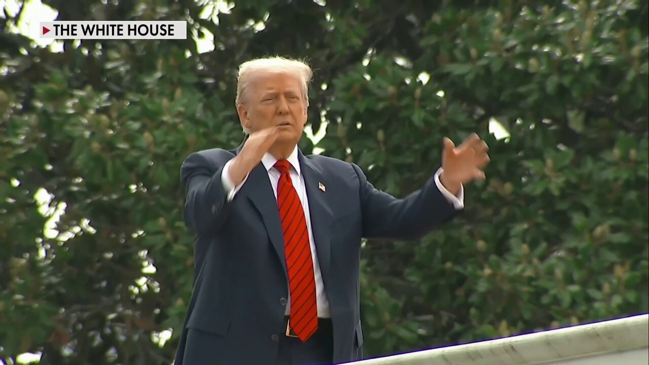 Trump appears on White House roof amid renovation talks