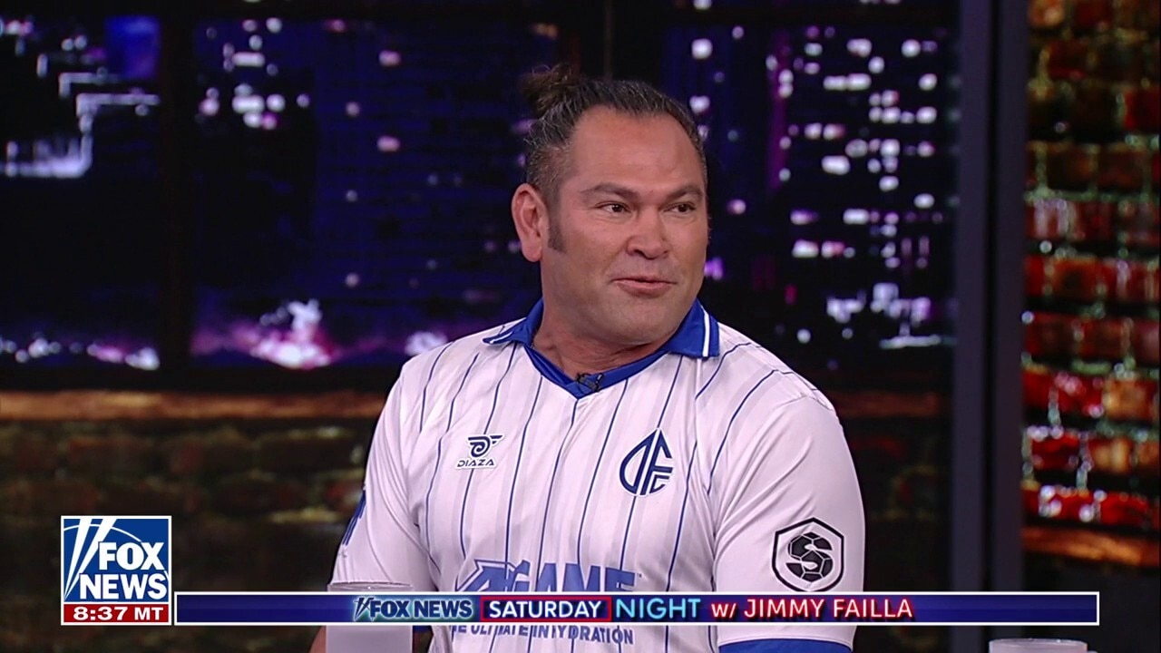 Johnny Damon shares whether he's had anything thrown at him in the outfield
