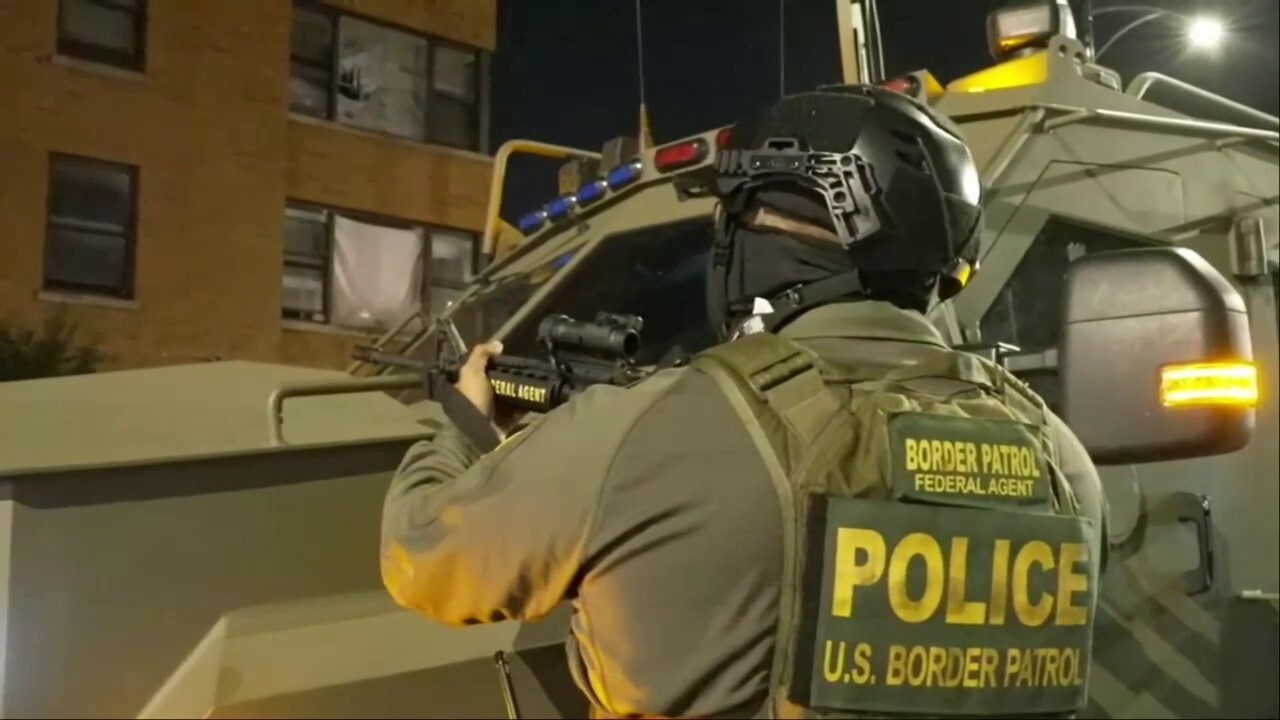 Federal agents in Chicago carry out immigration enforcement operation