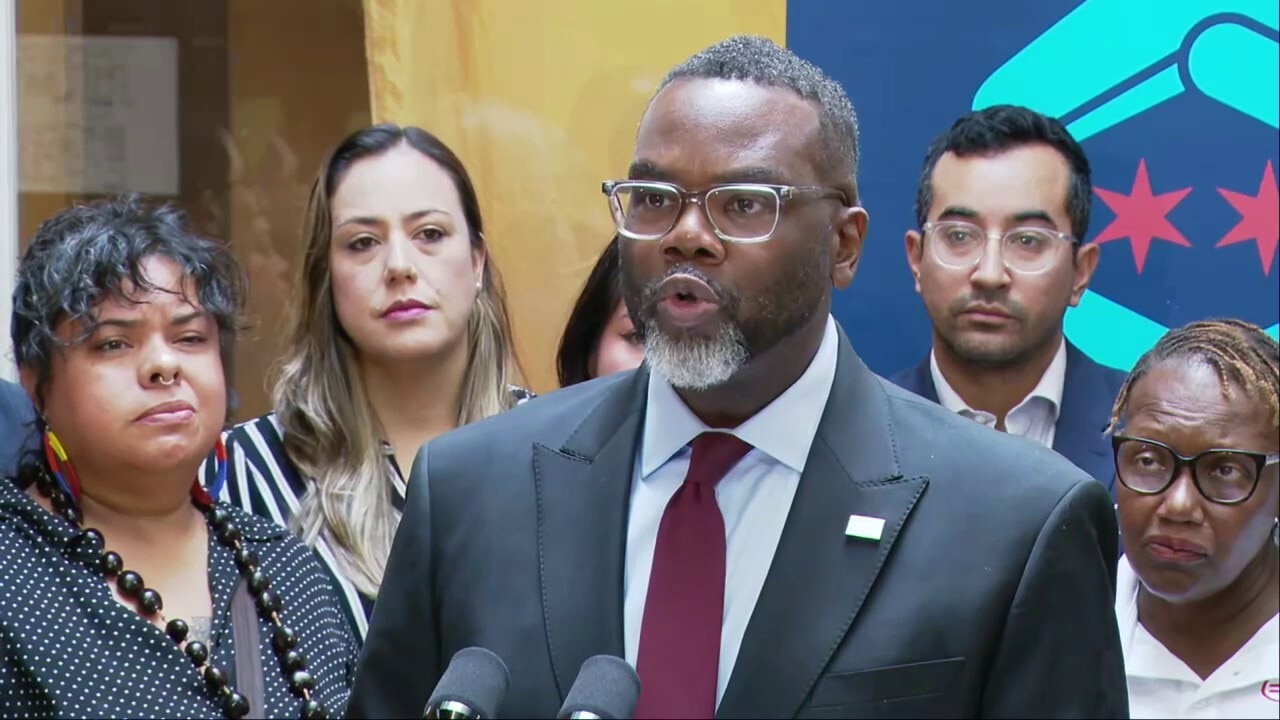 Chicago mayor signs executive order establishing 'ICE-free zone'