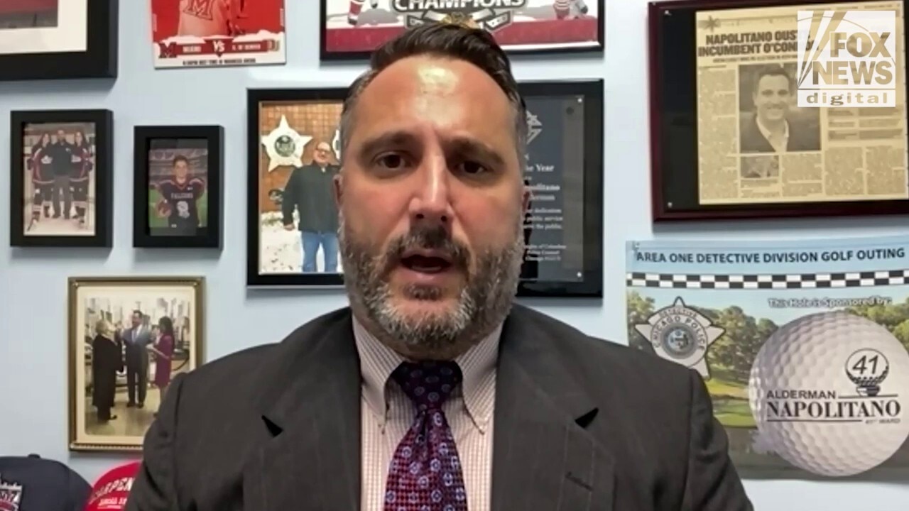 Former Chicago police officer blasts Mayor Johnson after police ordered not to help assaulted ICE agents