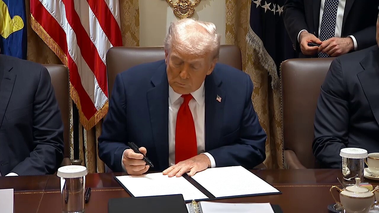 Cabinet spontaneously applauds as Trump signs Columbus Day proclamation, declaring, 'We're back, Italians'