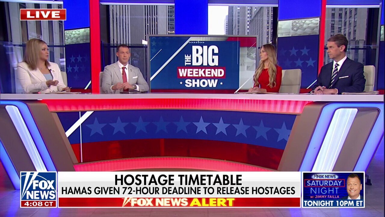 Crowd erupts in cheers as US officials speak in Tel Aviv 