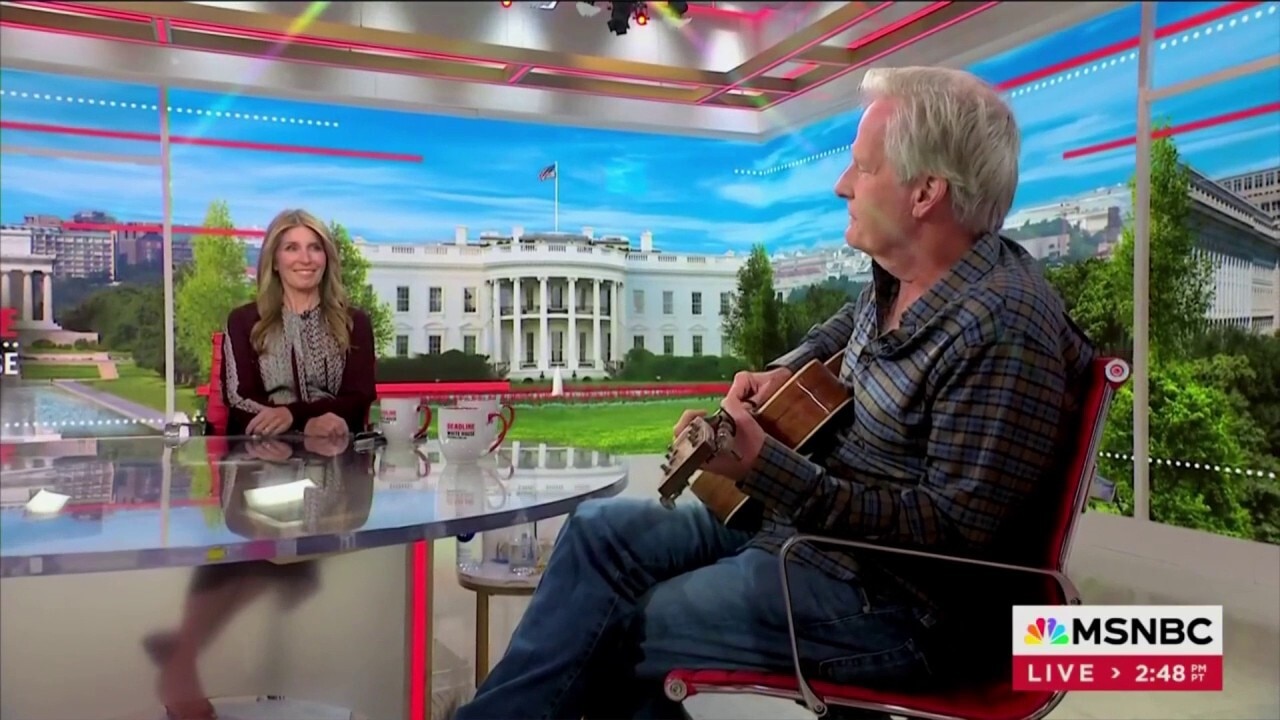Jeff Daniels croons 'Crazy World' song on MSNBC's 'Deadline: White House'