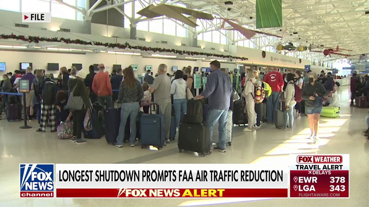 Pressure mounts on lawmakers to end shutdown as aviation delays snowball