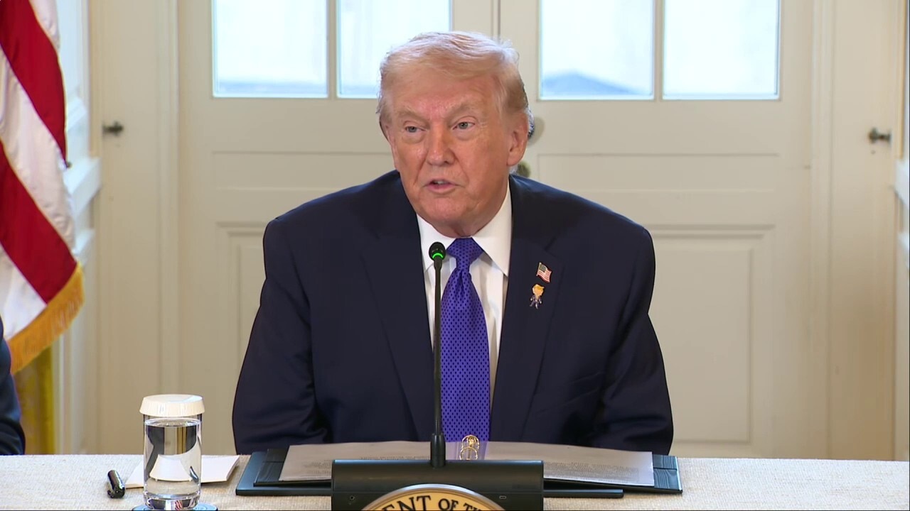 Trump pauses high-stakes oil meeting to check out ballroom progress