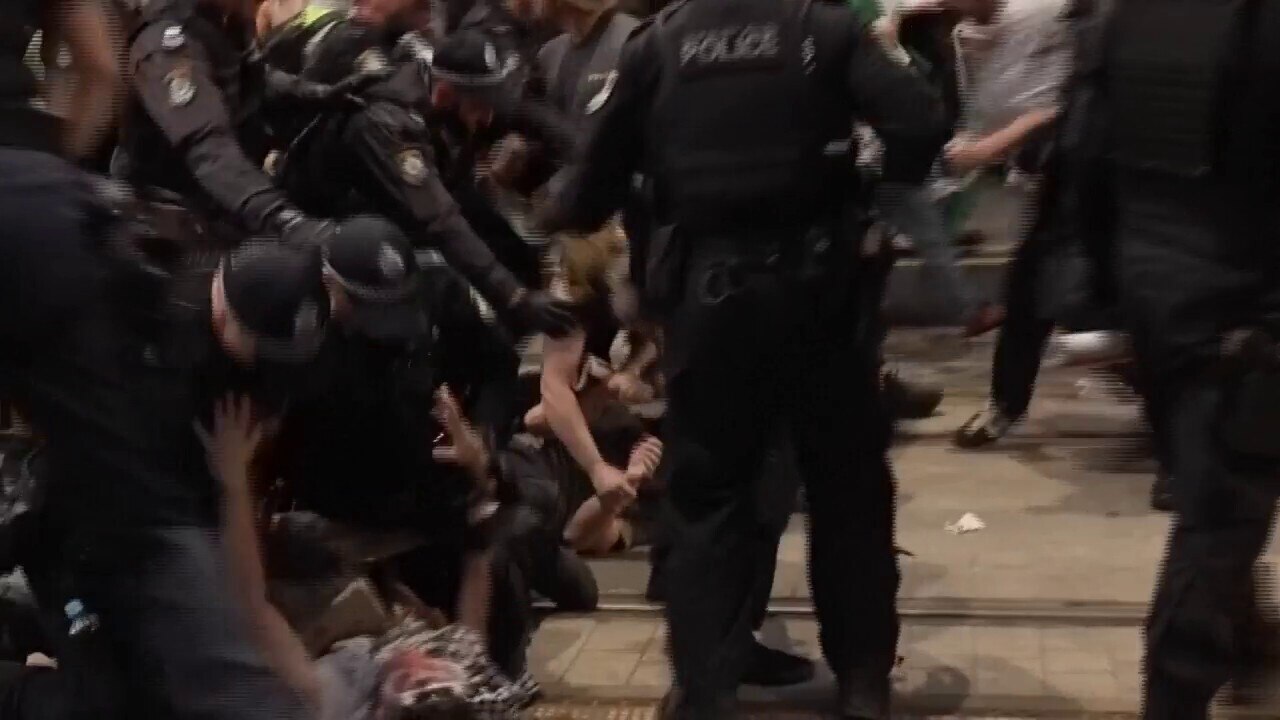 Police clash with anti-Israel protesters over Israeli president's visit to Australia