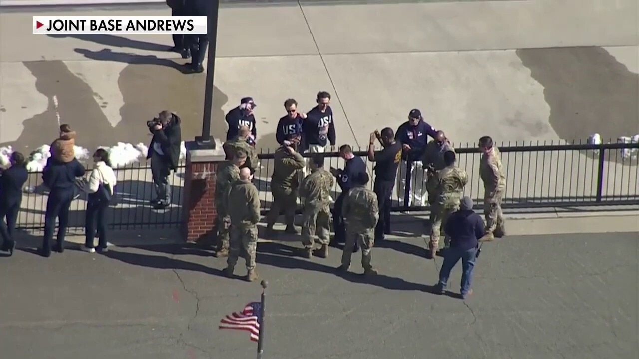 Team USA men’s hockey team poses with military members after DC arrival