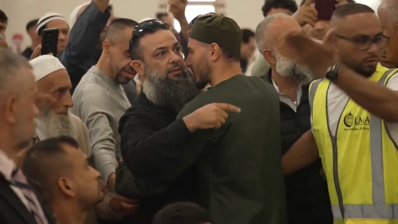 Australian PM Albanese heckled during visit to mosque