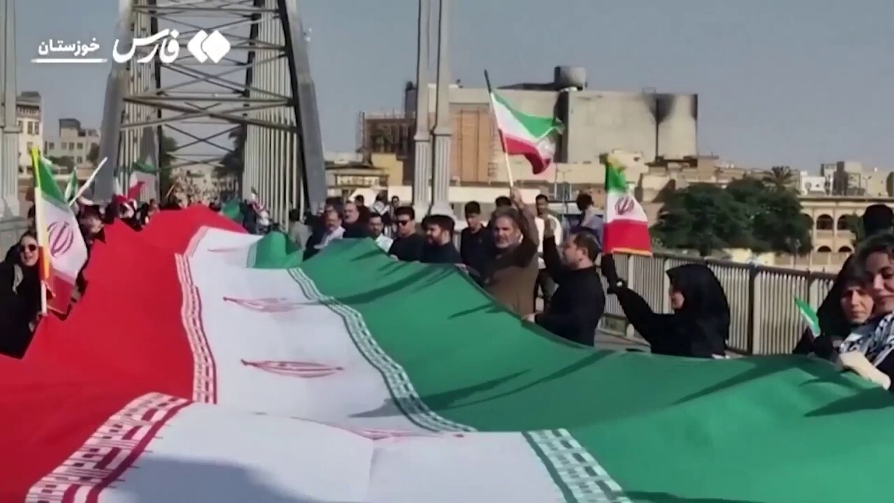 Iranians in Khuzestan province form a human chain at bridge
