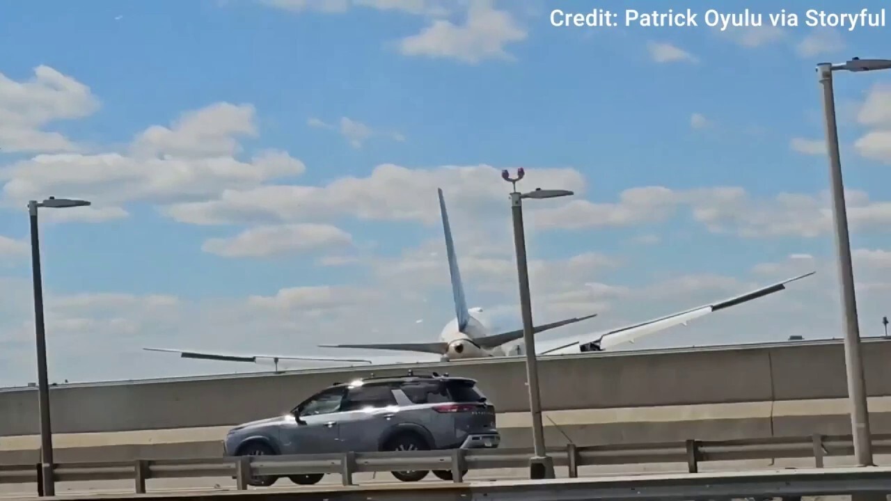 United flight strikes light pole during Newark landing
