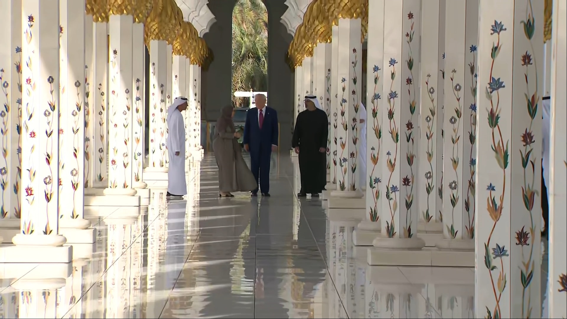 (5/15) Trump Tours the Sheikh Zayed Grand Mosque