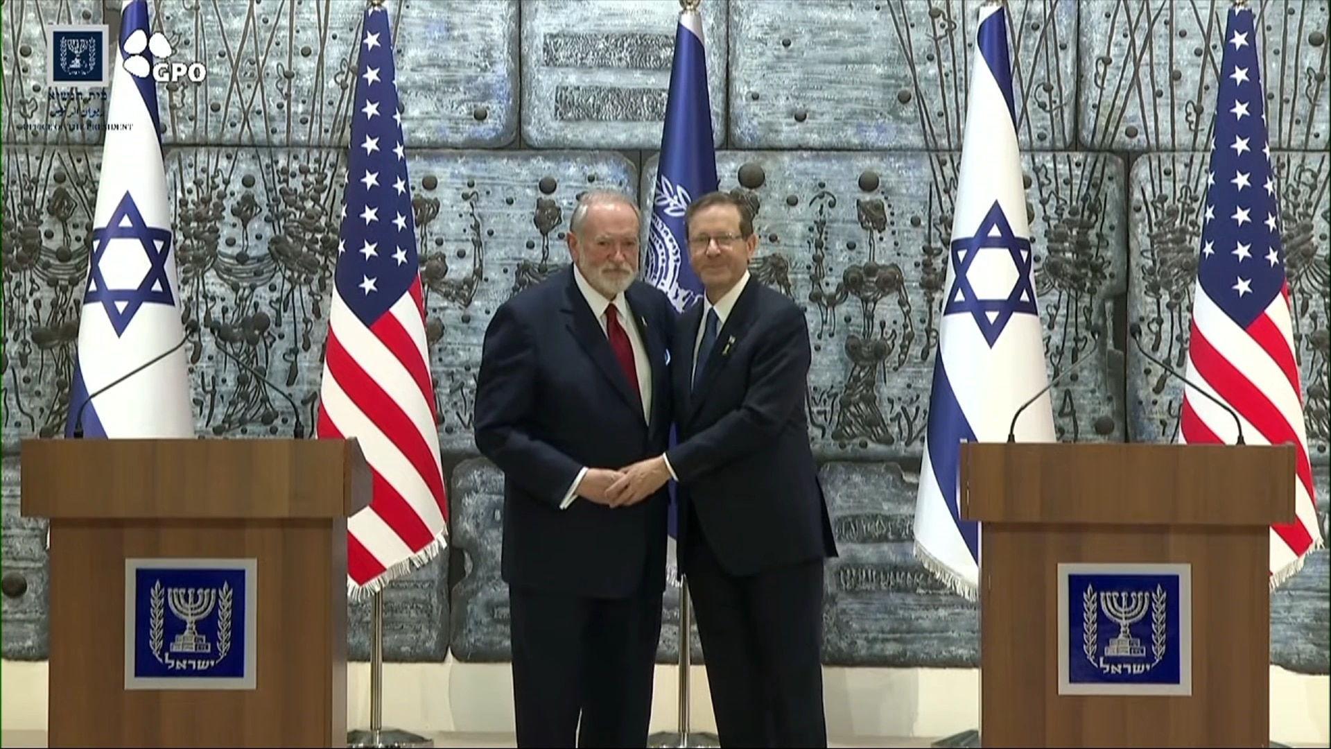 (4/21) Huckabee Presents Credentials to Herzog
