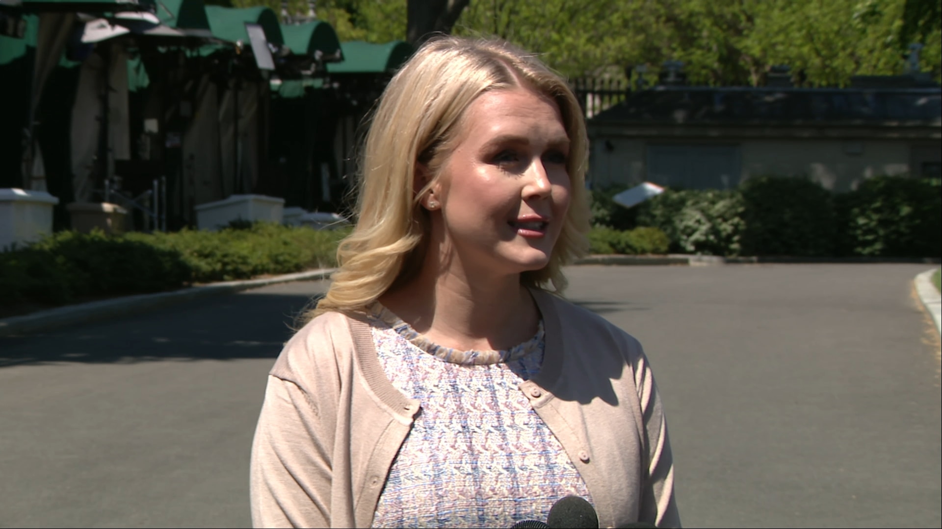 (4/23) Leavitt Speaks to Reporters