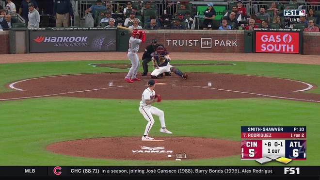 Héctor Rodríguez hits a go-ahead two-run home run