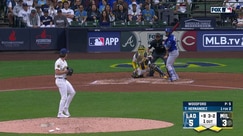 Teoscar Hernández singles to right, extends Dodgers' lead