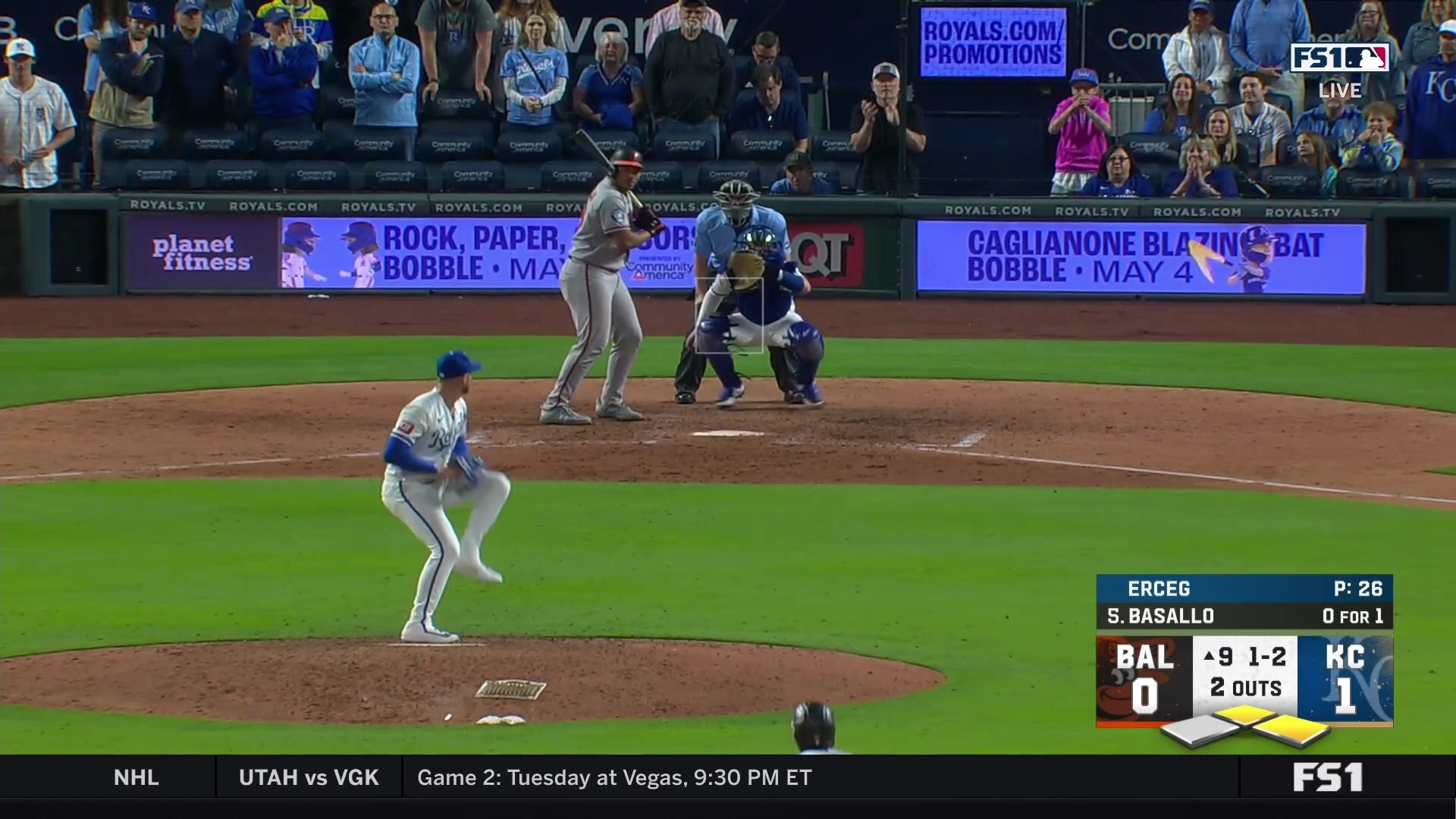 Samuel Basallo singles and ties the game