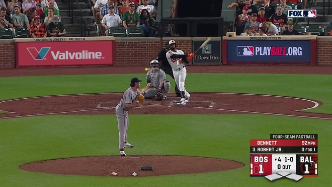Luis Robert Jr. launches a solo home run