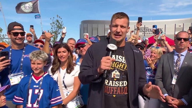 Rob Gronkowski joins Bills Mafia tailgating in Buffalo