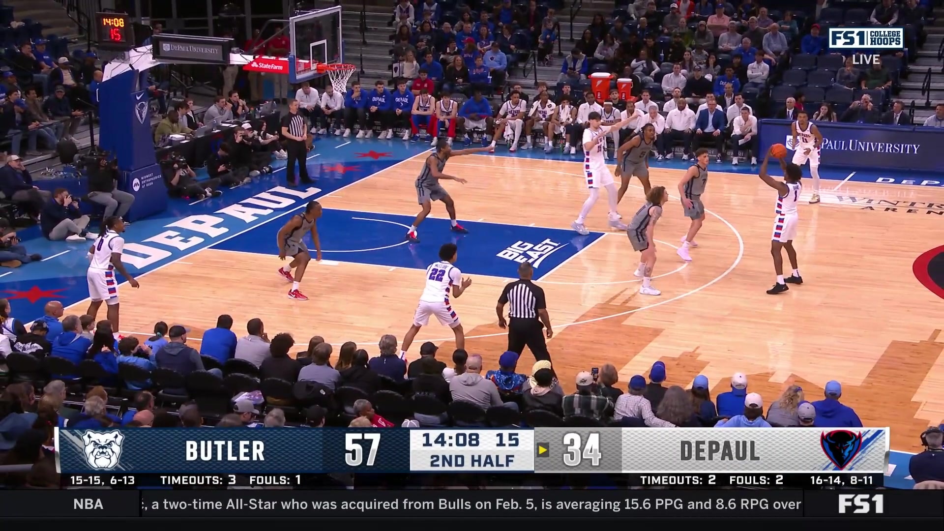 Fabián Flores throws down two-point dunk