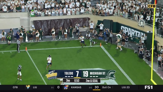 John Alan Richter connects with Adjatay Dabbs for a six-yard touchdown