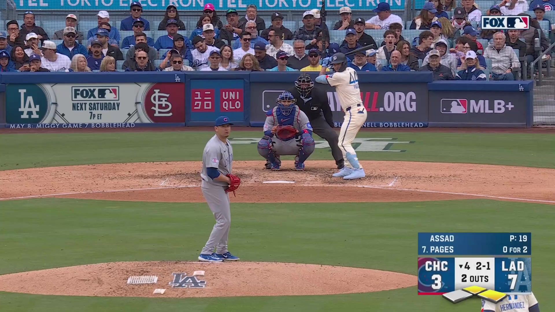 Andy Pages singles to center field