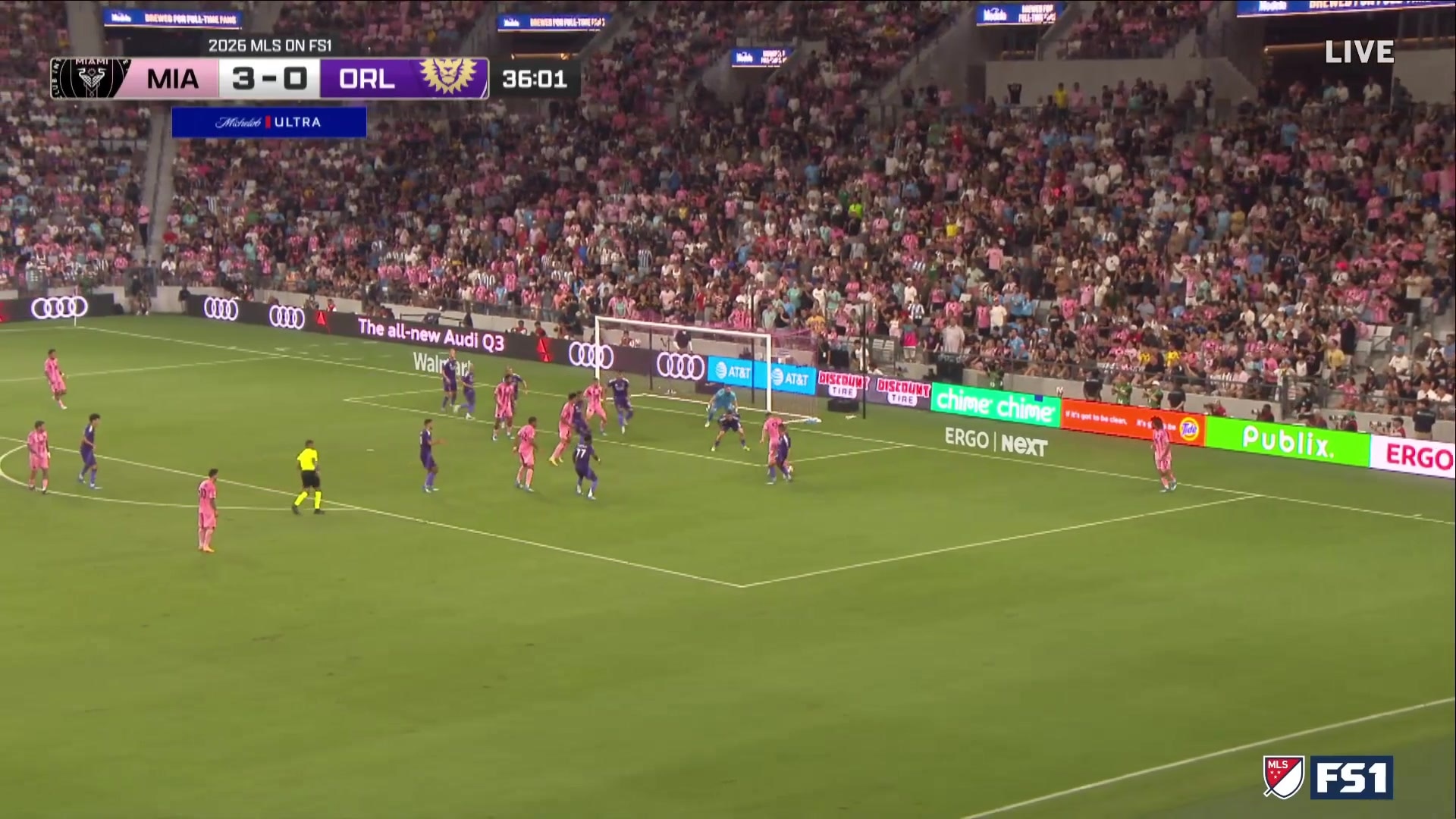 Pedro Gallese makes a diving save on an Inter Miami shot