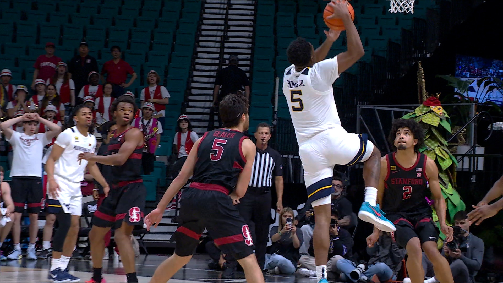 West Virginia's DJ Thomas throws down slam dunk, extending lead over Stanford