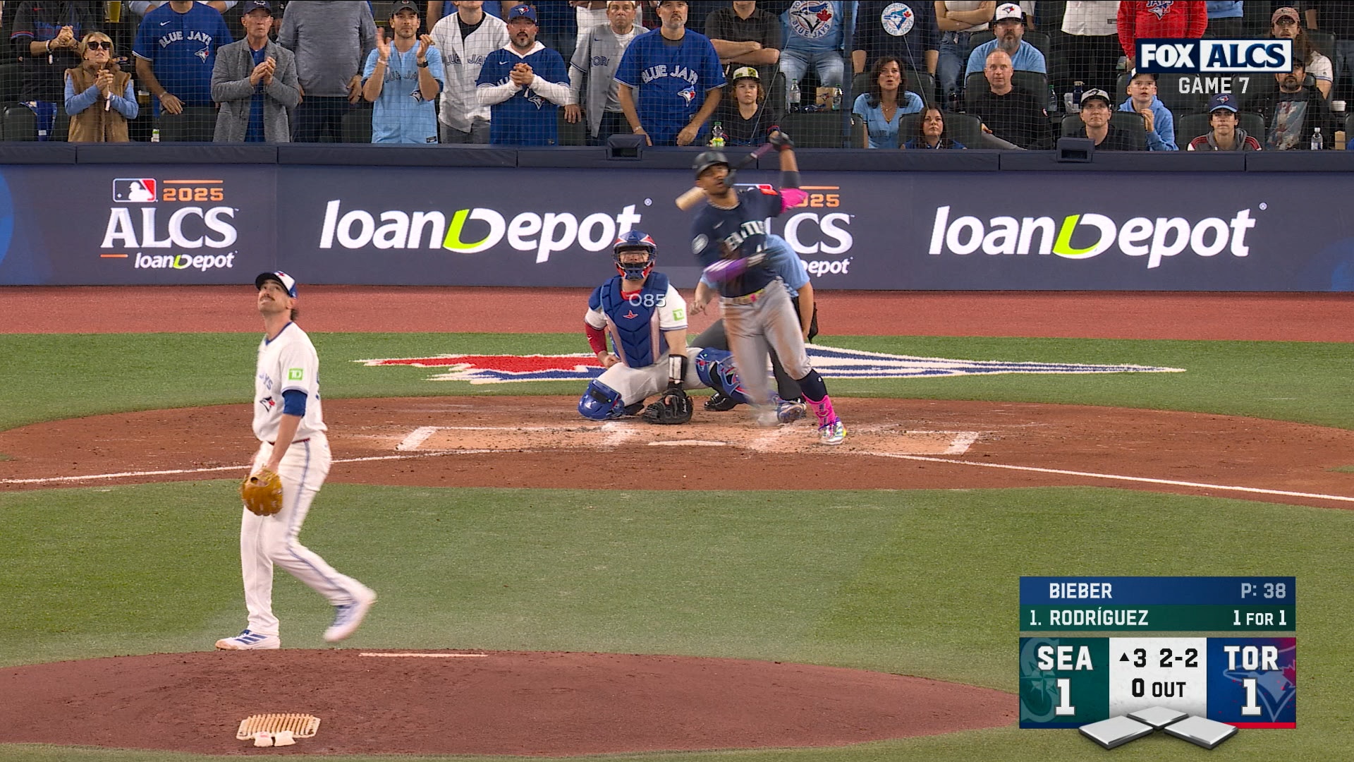Mariners' Julio Rodríguez hits solo HR to take lead over Blue Jays