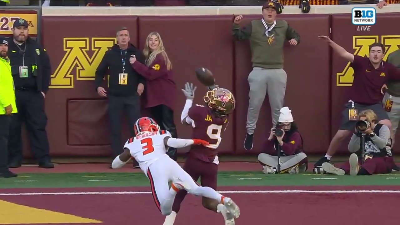 Minnesota's Athan Kaliakmanis hits Daniel Jackson for the 31-yard touchdown to take the lead against Illinois