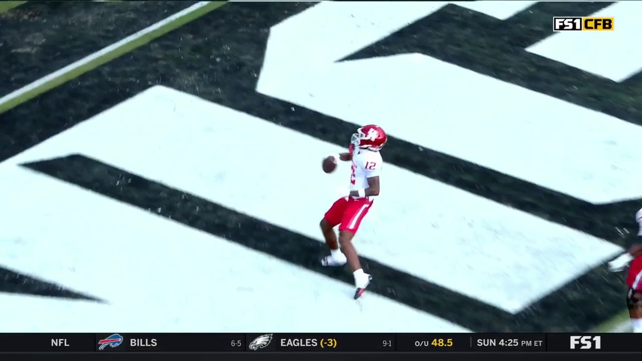 Stephon Johnson Jr. gets loose for a 16-yard rushing TD, giving Houston an early lead vs. UCF
