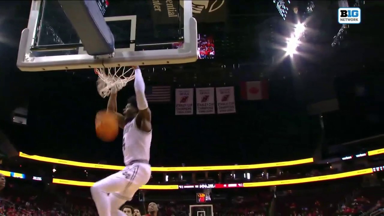 Dashawn Davis finds Cameron Matthews for an alley-oop dunk, extending Mississippi State's lead vs. Rutgers